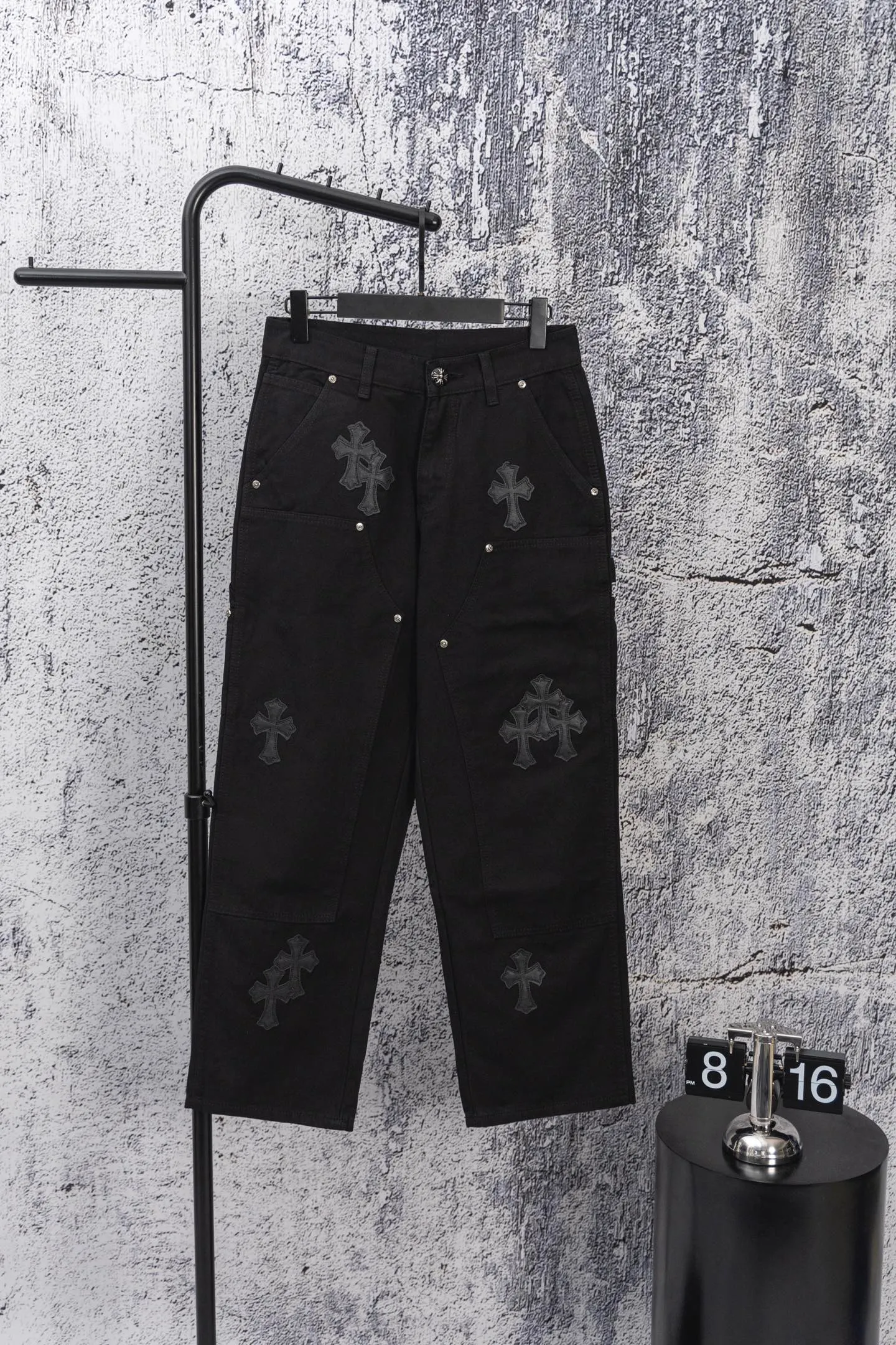 P270 CH Chromehearts pure black cross-stitched leather black workwear jeans and logging pants. The cabinet price is 34W level. The patches are decorated with cross flowers and washed jeans! ! An absolutely high-end luxury product, a 1.9W-level god-level single product, a super popular product, made by top heavy industry, a magic weapon that cannot be missed! [About Zangyin] This is an extremely luxurious fashion brand that can also be called the aristocracy of the high street. It has always been an exclusive brand for some hipsters or rich second generations. Compared with ordinary high streets, it is more luxurious and noble. Compared with luxury brands, it is more fashionable and individual. It has always been a brand that I have a special liking for. [Top heavy industry fashion design] Consistently high-street luxury style. Speaking of this style, the Zangyin family and GU family are definitely the leading representative brands. Especially the Zangyin family has really achieved a state-of-the-art effect in creating high-street style. The unique washed material is used to create this style. The color system is already quite eye-catching. After it is decorated with patchwork cross flowers, it cleverly highlights the charm of the brand. Secondly, this style uses classic The high-waist cutting design highlights the long legs and fashionable temperament of the upper body. The brand is highly recognizable and the slim fit configuration is more suitable for daily wear. It is a product that interprets personality, fashion, and specifications at a glance. This single product is enough to make any fan excited. It can be a white T-shirt for a youthful college style, or a tight suspender for a royal style. It has strong matching ability and can be easily controlled by men.  [Materials and craftsmanship] Needless to say, this point goes without saying. As an excellent craftsman brand, Zangyin’s requirements for details and craftsmanship are really perfect. The washed color of this model has gone through so many processes, not to mention the embellishment of denim appliques. It is also purely hand-made and sewn. Just like what they believe in, only hand-made things have soul and have the meaning of wear. A top-notch heavy-duty fashionable denim item, I look forward to your perfect interpretation! !  Color: Black Size: 28-36